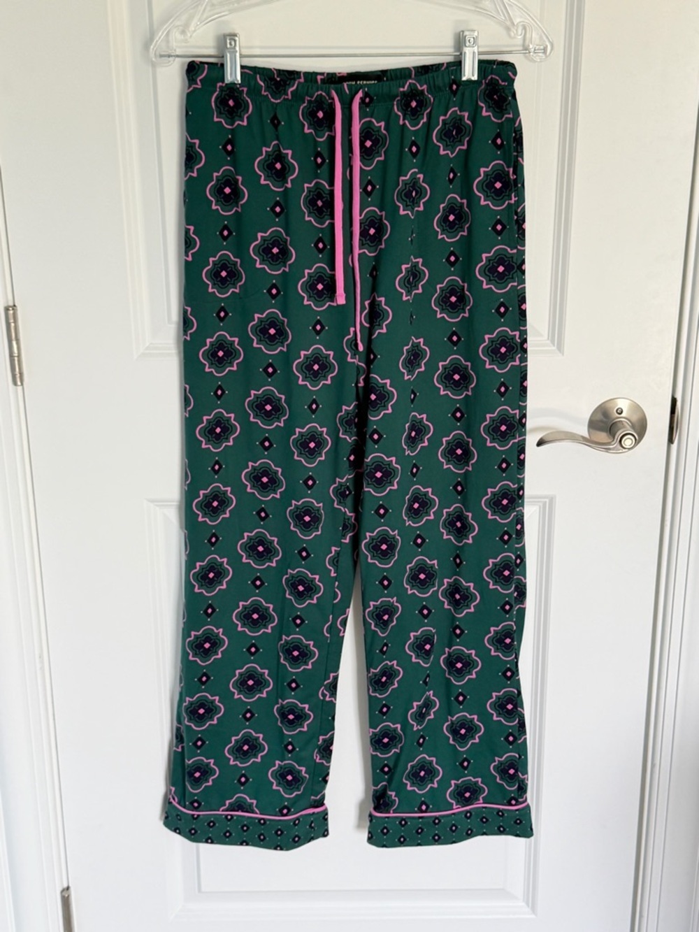 Room Service Green Pink Printed Pajama Set Women’s Small
- 54672 - Picture 9 of 16